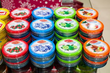 Minsk, Belarus - 27 Ocak 2020 Kalfany bonbonları. Farklı tatlarda lolipopları bir mağazada emmek..