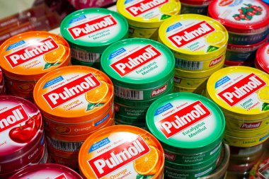 Minsk, Belarus - 27 Ocak 2020 Pulmoll Pastilleri. Farklı tatlarda lolipopları bir mağazada emmek..