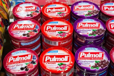 Minsk, Belarus - 27 Ocak 2020 Pulmoll Pastilleri. Farklı tatlarda lolipopları bir mağazada emmek..