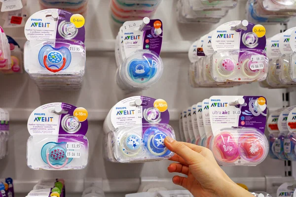 Minsk, Belarus - 29 Ocak 2020 Philips Avent marka bebek sakinleştirici vitrin rafında sergileniyor. Alıcı bebek için meme ucu seçer.