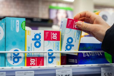 Minsk, Belarus - 2 Şubat 2020: kadın Tampon Kadın Doğum Uzmanı satın aldı. Süpermarkette..