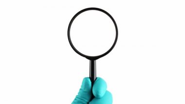  Coronavirus büyütme altında. Virüs Salgını Koruma Konsepti. Beyaz arkaplanda izole.