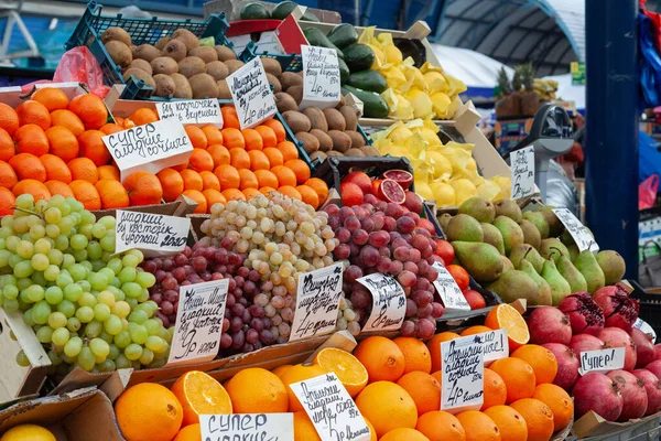 水果市场上有各种色彩艳丽的新鲜水果和蔬菜 健康食品概念 维生素和矿物质 — 图库照片