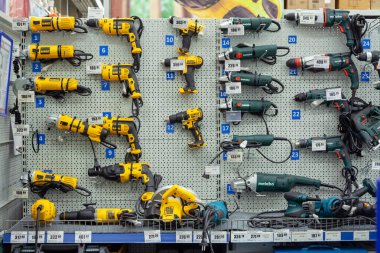 MINSK, BELARUS - 22 Mart 2020: Bir nalbur dükkanındaki çeşitli üreticilerin büyük elektrikli sanayi araçları.