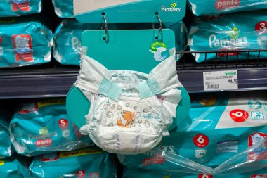 Minsk, Belarus - 29 Ocak 2020: Bebek bezleri süpermarkette satılıyor. Procter & Gamble tarafından pazarlanan bebek ve bebek ürünleri.