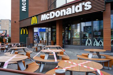 MINSK, BELARUS - 20 Nisan 2020: Kamu sağlığı güvenliği için Coronavirus covid-19 yayılmasını durdurmak amacıyla McDonald 's restoranının terasında tabloları kapatma