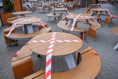 Açık kafe / restoran, koronavirüs salgını sırasında karantinaya alınmıştır. Restorana girmek yasak, kafeye girmek salgın süresince yasak, koltuklar uyarı bandıyla kapatılmış.
