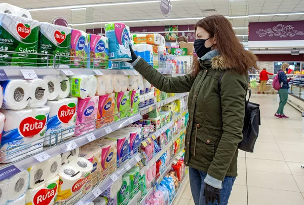 Minsk Beliarus 2020 보호용 마스크를 구매자가 코로나 바이러스가 유행할 슈퍼마켓에서 — 스톡 사진