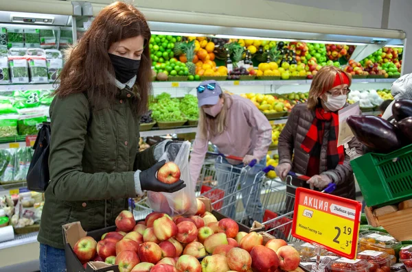 Minsk Belarus Abril 2020 Comprador Con Máscara Guantes Protectores Compra —  Fotos de Stock