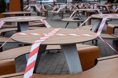 Açık kafe, koronavirüs salgını sırasında karantinaya alınmıştır. Restorana girmek yasak, kafeye girmek salgın süresince yasak, koltuklar uyarı bandıyla kapatılmış.