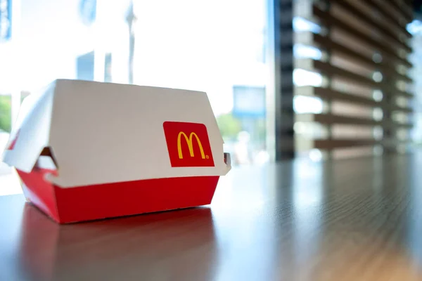 Minsk Belarus 2018 Big Mac Box Mcdonalds Logo Table Mcdonalds — 스톡 사진
