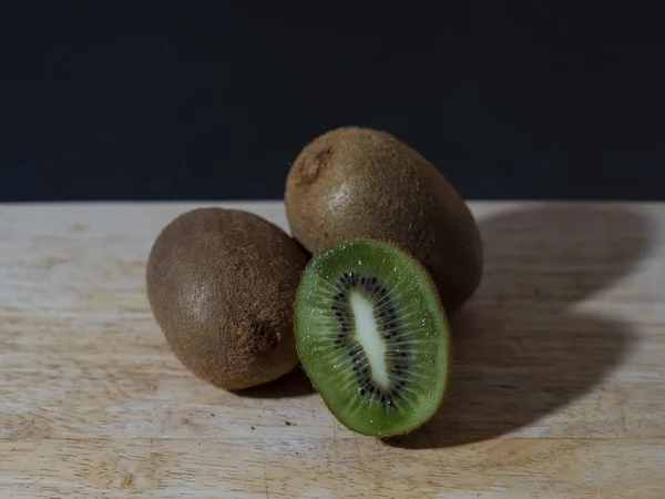 Foto Horizontal Dois Kiwis Inteiros Meio Deitado Cima Suporte Madeira — Fotografia de Stock