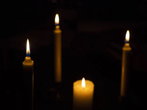Yanan mumlar görüntünün etrafına saçılmış, mumu ön plana odaklamış.