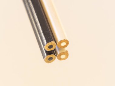 Siyah ve beyaz kalemler katlanmış aynanın yansımasıyla.