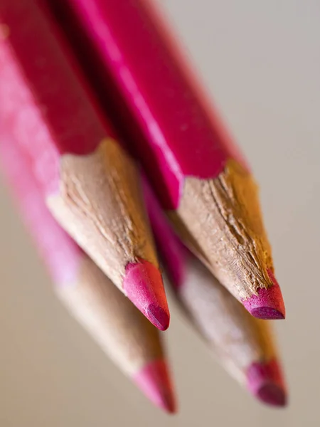 İki renkli kalemin ucu, kırmızı.