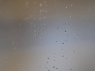 Su bir bardağa dikey olarak düşer ve diğer damlalarda büyük bir bulanıklık olur.