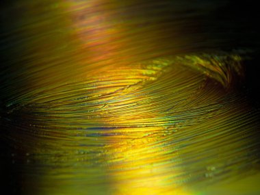 Çok altın ve renkli çizgilerin yatay soyut görüntüsü