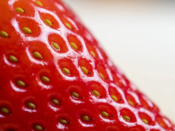 Islak bir çileğin yatay detaylı görüntüsü