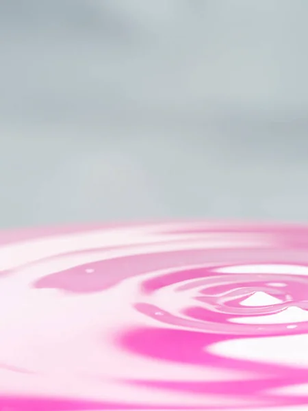 Siyah arkaplanı olan mor bir damla su