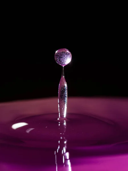 Siyah arkaplanlı turuncu noktalı çizgi