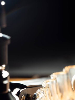 Oluklu vazo ve siyah arka planı olan demir bir yüzey.