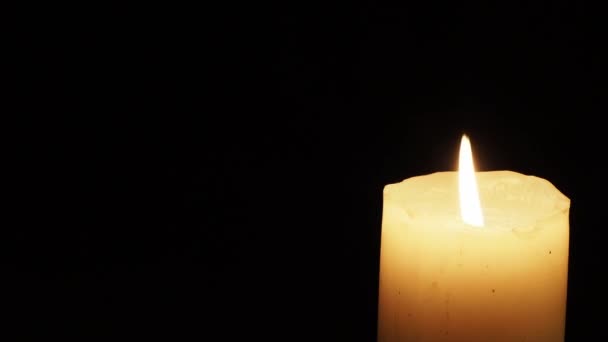 Płonąca świeca z ciemnym tłem — Wideo stockowe