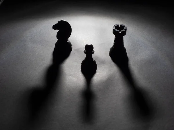 Kara Şövalye, Kale ve siyah arka planı olan siyah bir piyon.