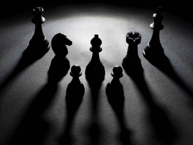 Siyah arkaplanlı farklı satranç taşları görüntüsü