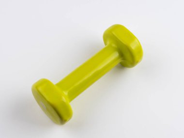 Beyaz arkaplanda küçük çapraz yeşil bir halterin yatay görüntüsü