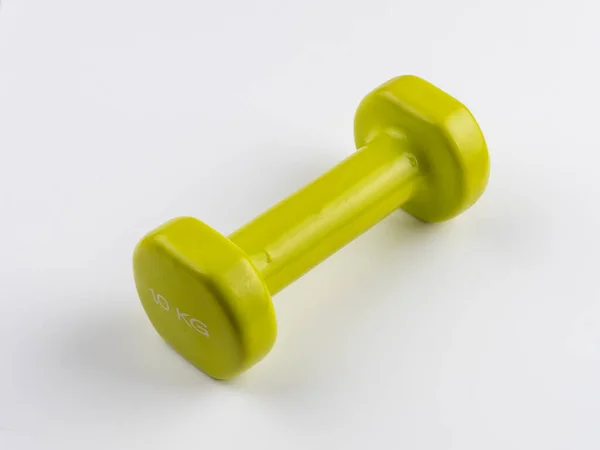 Beyaz arkaplanda bir kiloluk küçük çapraz yeşil bir dambılın yatay görüntüsü