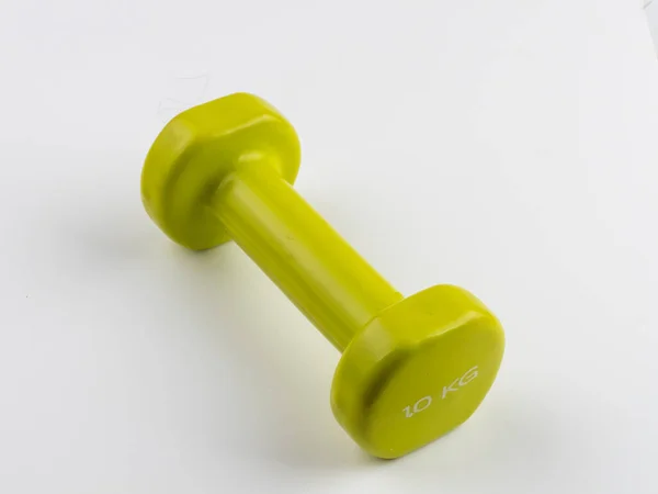 Beyaz arkaplanda bir kiloluk küçük çapraz yeşil bir ağırlığın yatay görüntüsü.