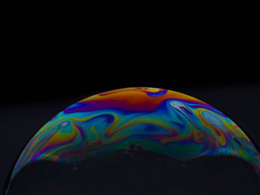 Sıcak ve soğuk renkli sabun köpüğünün çok yakın bir görüntüsü.