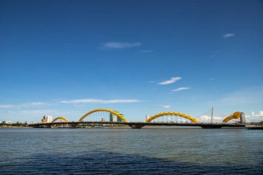 Danang / Vietnam - 10.08.2019 Danang Şehri gündüz vakti Danang Ejderha Köprüsü Nehir Binaları