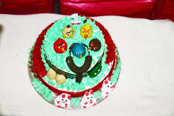 Вкусный Торт Годовалого Малыша Красочный Праздничный Торт Детей Украшенный Сердитыми — стоковое фото