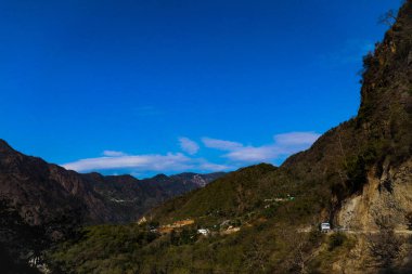 Şaşırtıcı Dağlar Yolu Mavi Bulutlar Yaz akşamları Hindistan 'da