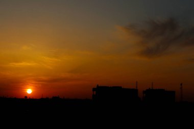 Hindistan 'daki binaların üzerinde harika bir akşam güneşi.