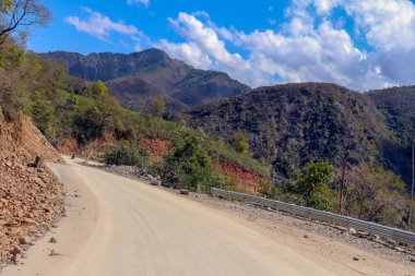 Hindistan 'daki köy yolları Dağlarla dolu iki slayt manzarası