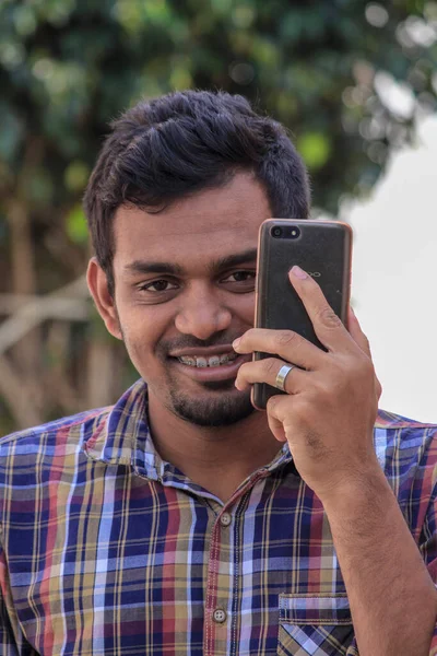 Neu Delhi Indien Juli 2020 Junge Mit Handy Gesicht Der — Stockfoto
