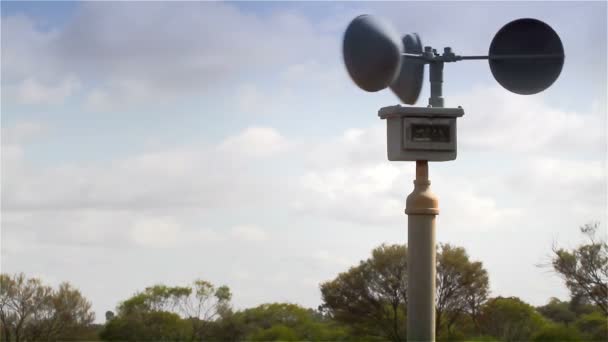 Weather station anemometer wind speed gauge — Stock Video