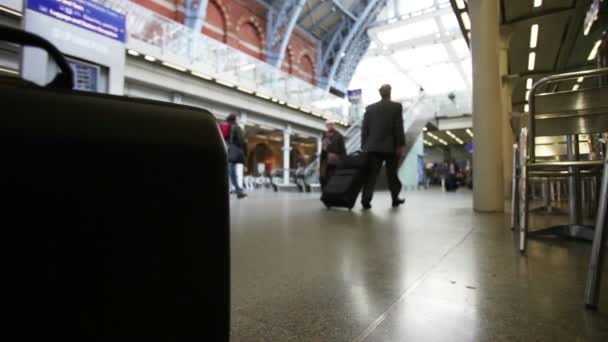 Kopierraum: Aktentasche im Bahnhof von London — Stockvideo