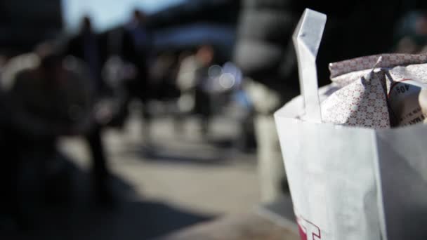Kopírovat prostor: balíček s obědem v městských piknik — Stock video