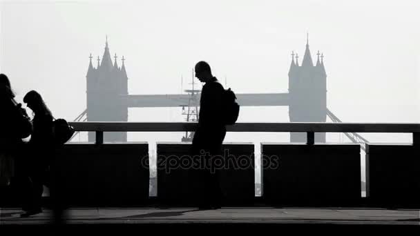 Londres Tower Bridge hora punta viajeros — Vídeos de Stock