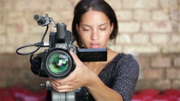 Caméra vidéo professionnelle femme de travail — Video