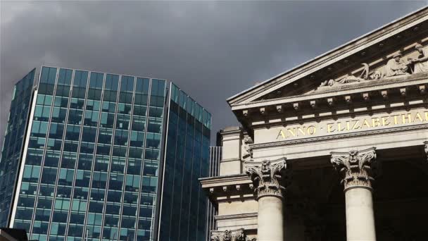 Nubes ominosas sobre el Royal Exchange, Londres — Vídeo de stock