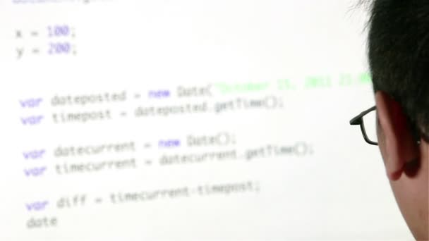 Programador escribiendo código en monitor de computadora — Vídeos de Stock