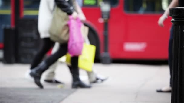 Oxford Street, London: shoppare — Stockvideo