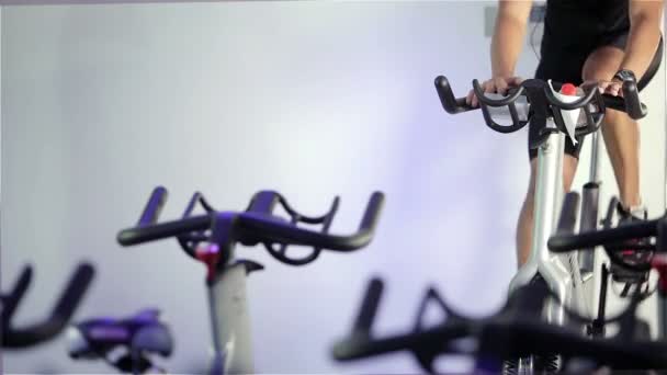 Clase de spinning: entrenamiento solitario — Vídeos de Stock