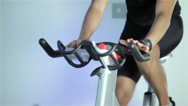 Classe di spinning: sprint ciclismo su cyclette — Video Stock