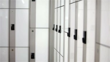 Spor salonuna üye Çanta dolabın koyar.