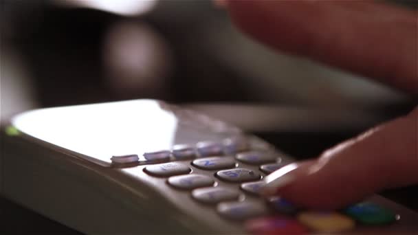 Palec naciskający terminali płatniczych klawiatury — Wideo stockowe